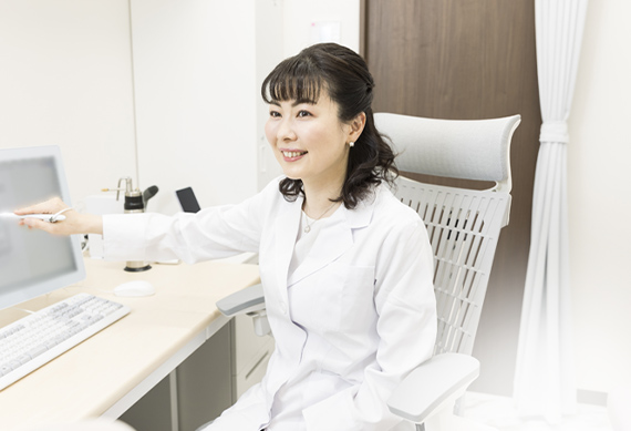 皮膚科専門医の女性医師が診療